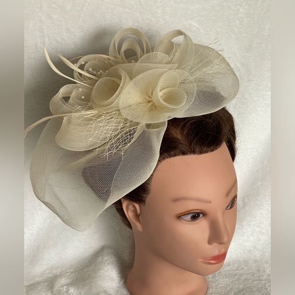 Amazing cream, color, vintage wedding fascinator hair clip feathers pearls - Picture 2 of 9